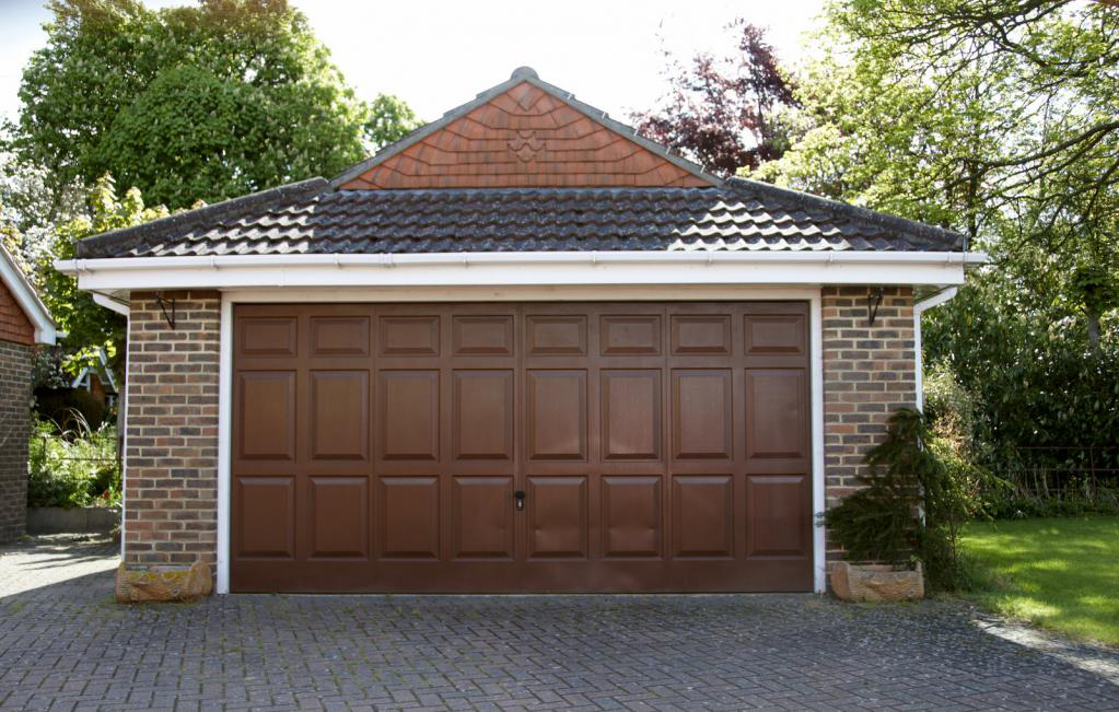 3 Reasons to Customize Your Garage According to Your House