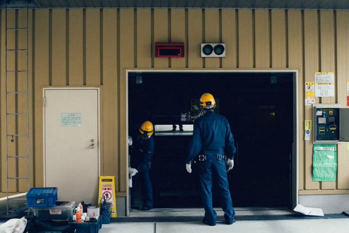 contractors providing garage door repair service